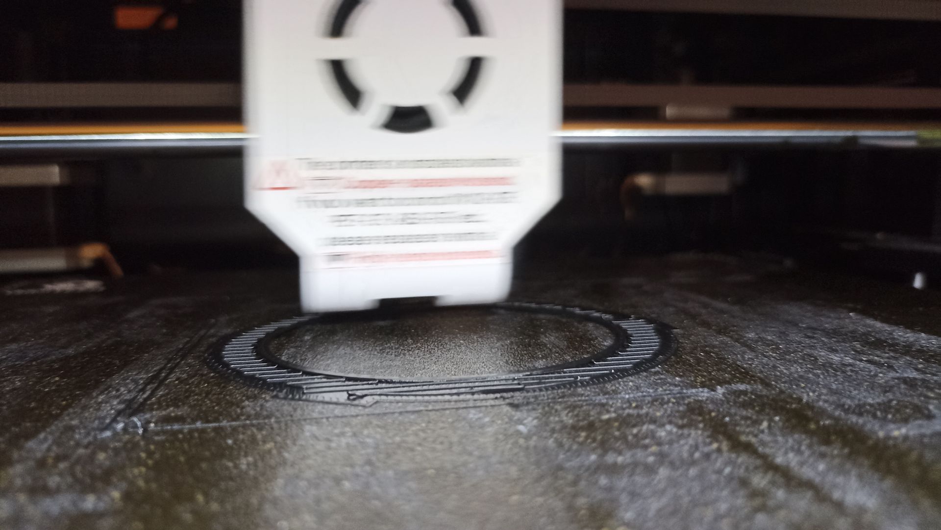 Imprimante 3D en fonctionnement Fabrication en impression 3D d'un modèle 3D